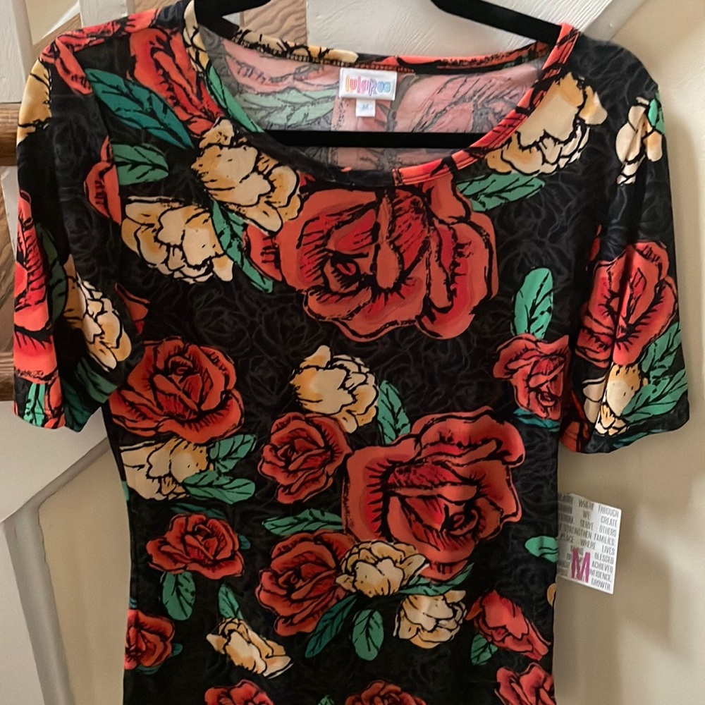 LuLaRoe Gigi Top. Medium. BNWT. Black, red, cream, green, floral